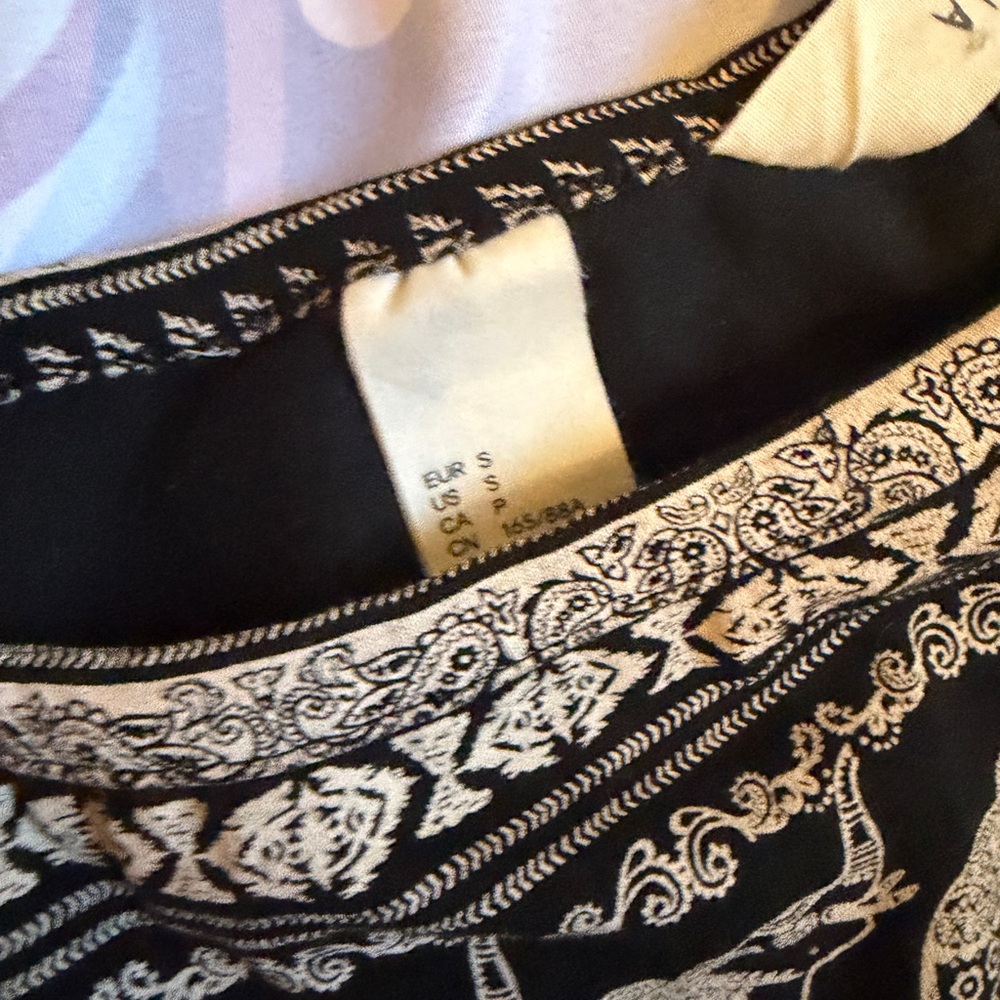 H&M Black and Ivory Paisley Halter Crop Top - Picture 3 of 3
